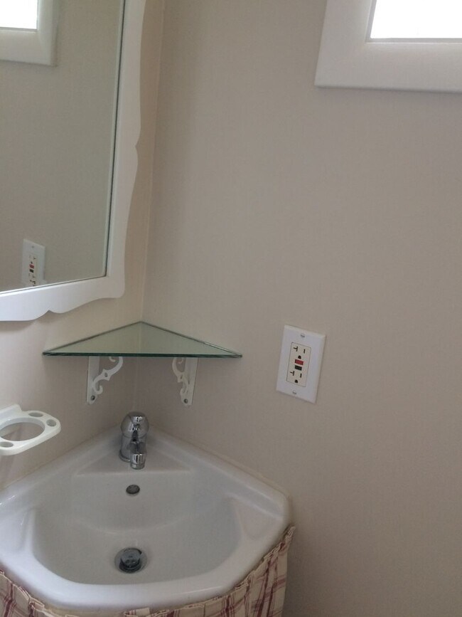 Beautiful 3 Bedroom House Behind Midtown - Beautiful 3 Bedroom House Behind Midtown