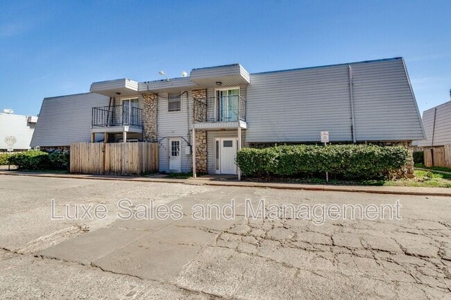 Photo - 6032 NW Expressway Unit D