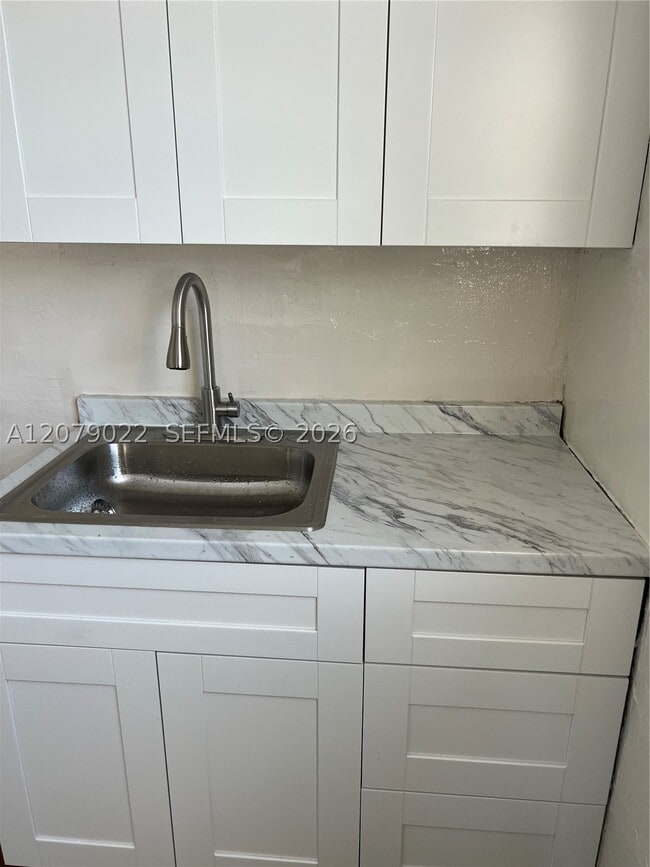 225 NW 17th St Unit 4