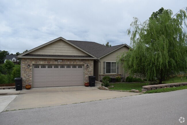 Building Photo - Mountain Views, Modern Touches – 5 Bed Bea... Rental