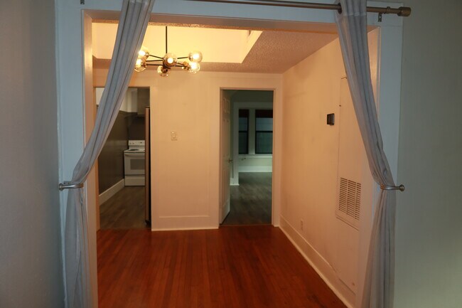 Photo - 301 W Clay St
