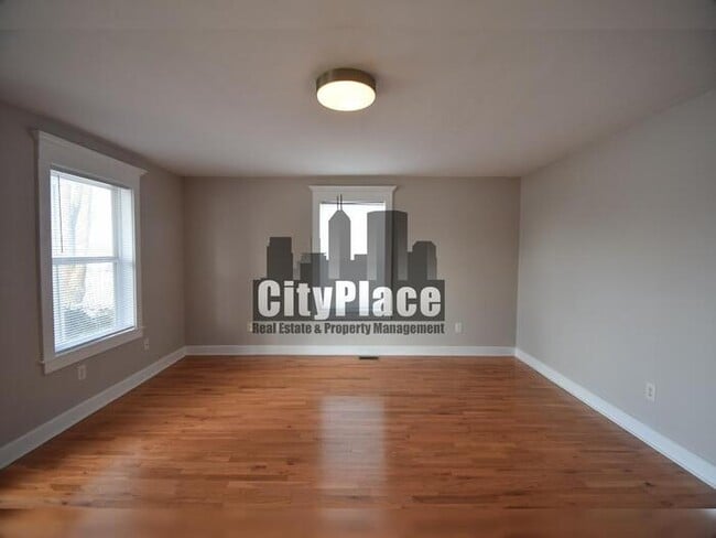 Photo - 910 Lexington Ave