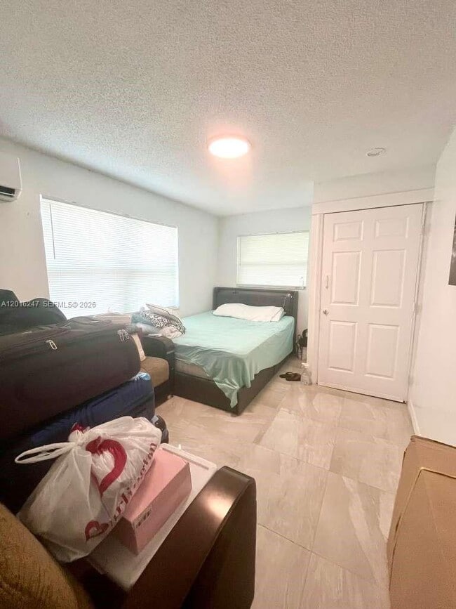 Building Photo - 6201 SW 37 Ct Unit 3B