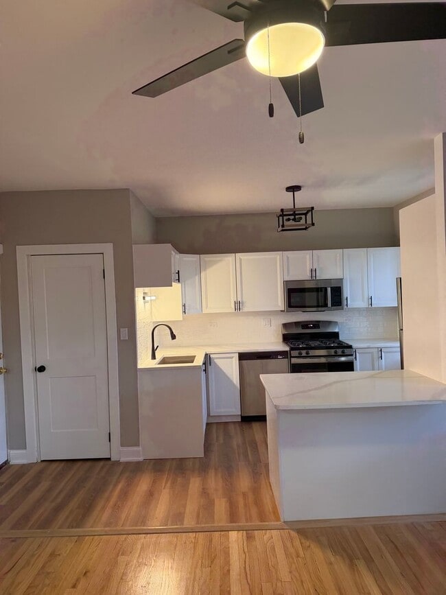Building Photo - 4956 N Harding Ave Unit 2