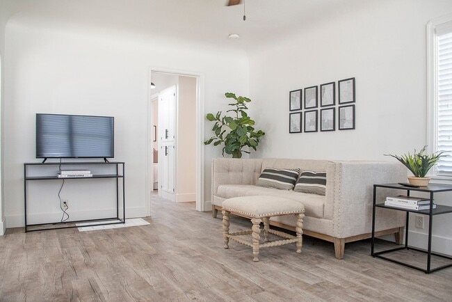 Photo - Darling 2 bedroom 1 Bath Exeter Charmer