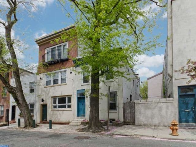 Fuera de la casa (puerta azul) - 2201 Naudain St