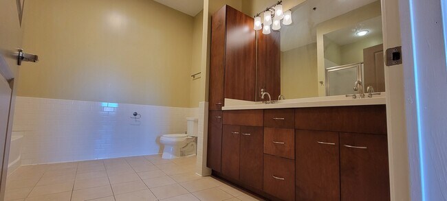 Photo - 200 Manufacturers Rd Unidad 236