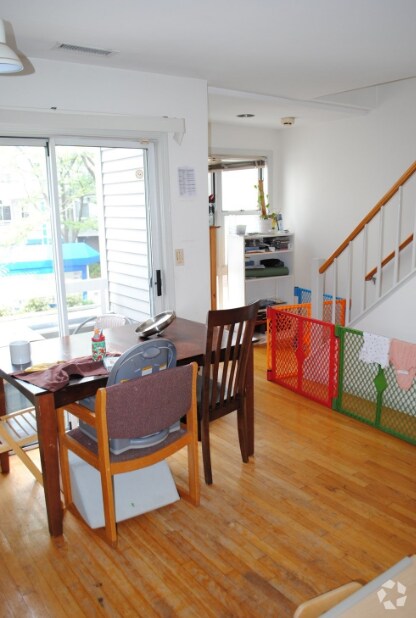 Building Photo - 31 Henry St Rental
