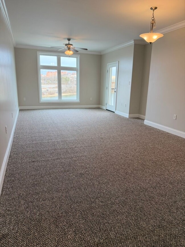 Photo - **Stunning Waterfront Condo in Downtown Knoxville**  2 Bedroom, 2 bath Fully renovated! Available... Unidad River Towne #401