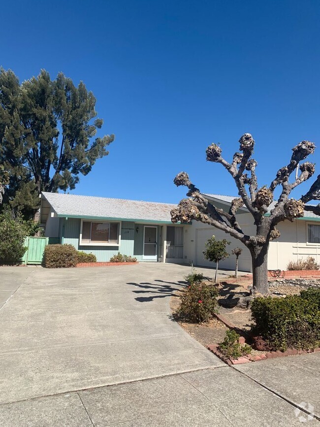 Building Photo - This home is ready for move in!