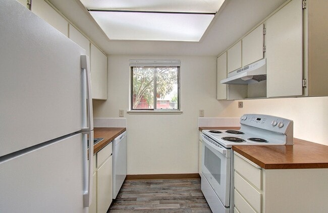 Photo - cap01 - NE 10th Unit 10523 NE 10th St