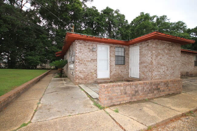 Building Photo - Updated 2BR/1BA Brick Duplex in North Pensacola with Tile Flooring Throughout, Included Utilities... Unit 5
