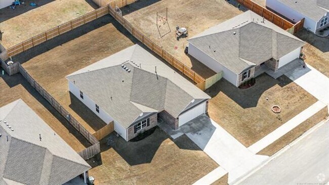 Building Photo - STUNNING 3 bed, 2 bath home