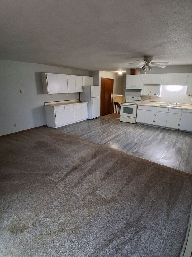 Building Photo - Sycamore Street Duplex Unit 127