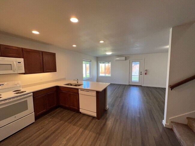 Photo - 4.5 Bathrooms ! 4 large bedrooms! Close to CWU