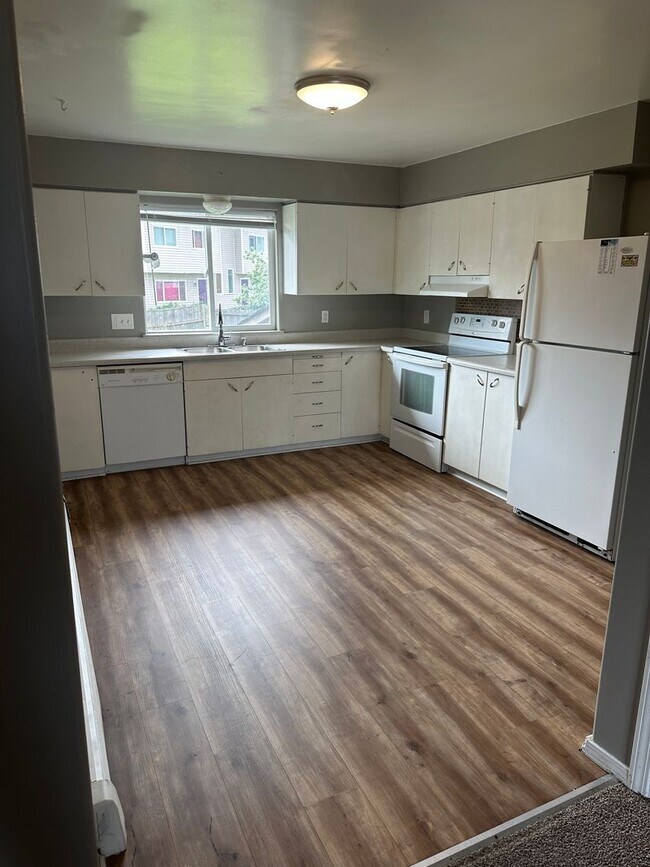 Building Photo - 3 Bed/1 Bath - Heat included! Unit 1 Rental