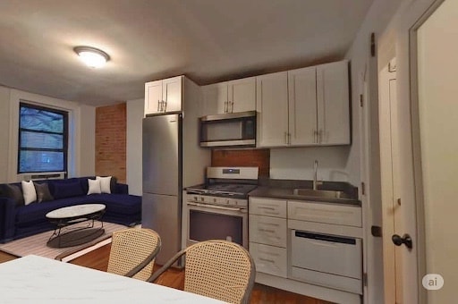 Building Photo - 410 E 13th St Rental
