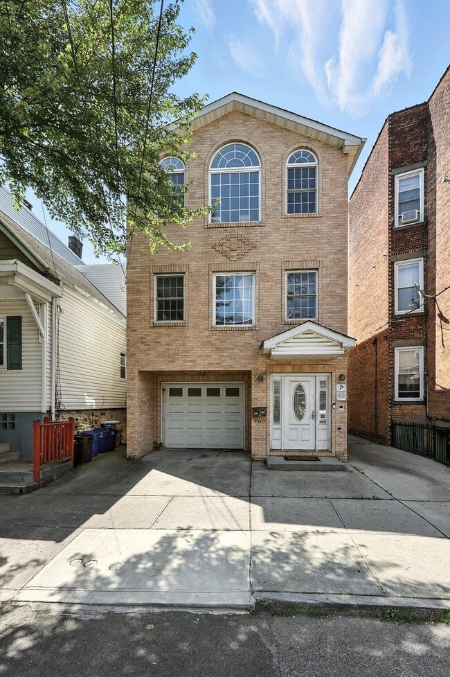 Building Photo - 207 New York Ave Unit 1