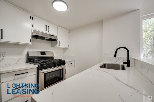 Building Photo - 13912 Sayre St Unit 13D Rental