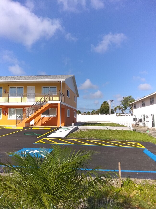 Photo - Palmetto Apartments