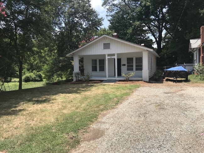 Building Photo - Remodeled 2BR convenient to UNCG-Lawn Serv... Rental