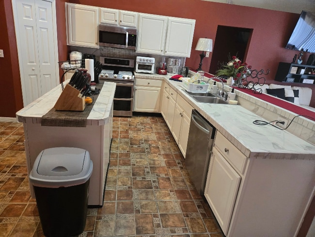 Photo - 672 Basingstoke Ct