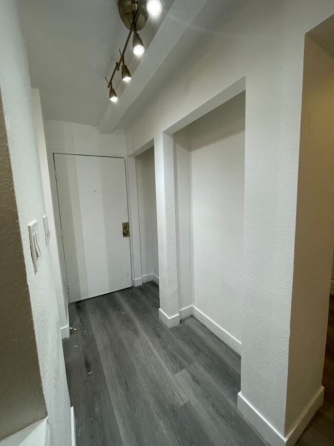Entryway with bonus storage alcoves - 3030 Valle Vista Dr Unit 13