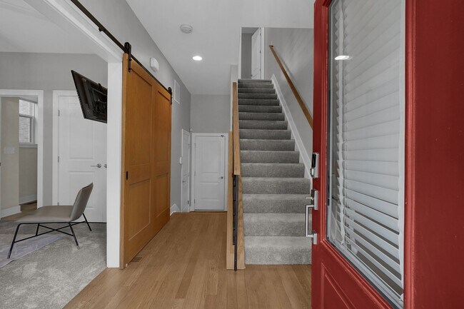 Foyer - 754 N 6th St