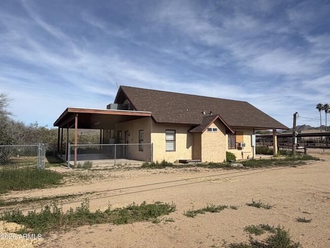 Building Photo - 1328 E Maddock Rd