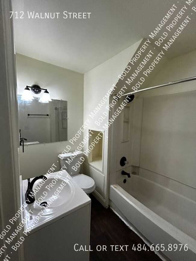 Photo - 712 Walnut St