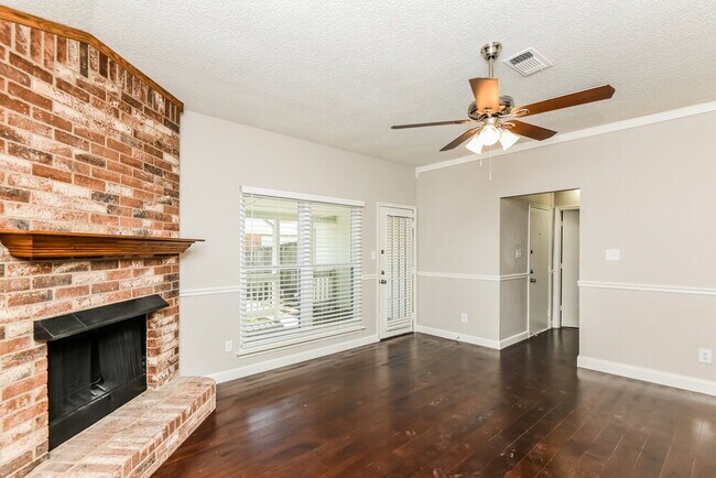Photo - 216 Rosewood Ln