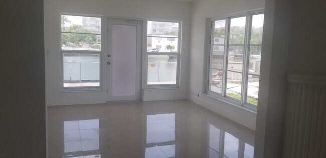 Huge den can be 2nd office - 8141 Crespi Blvd Unit LARGE 1 /1 PLUS DEN