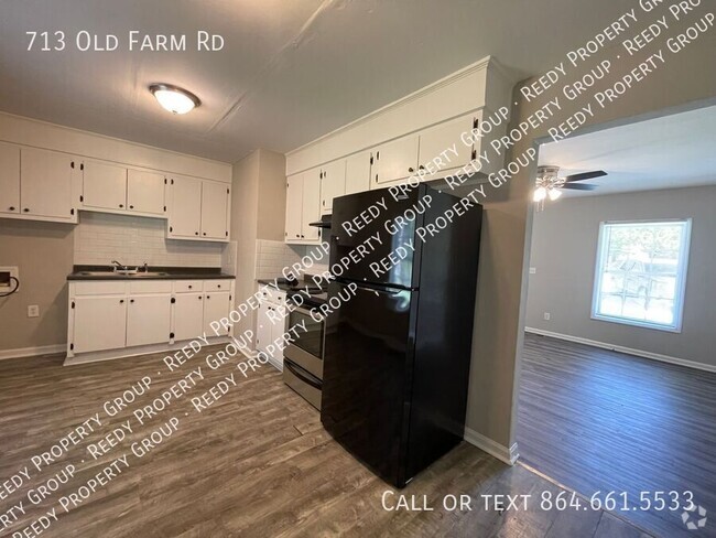 Building Photo - DISTRICT 6 - 3 bedroom - Tour today! Rental