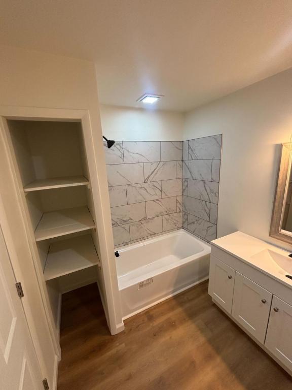 Photo - 909 E 1st St