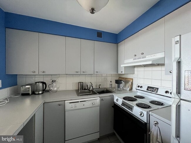 Building Photo - 224 W Rittenhouse Square Unit 1409