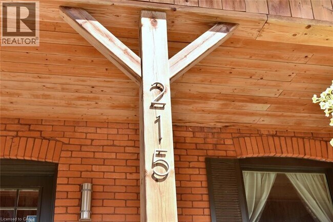 Photo - 215 Rosslyn Ave N