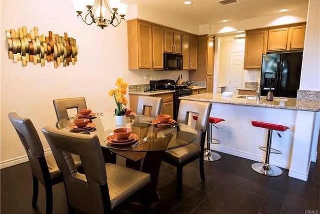 Kitchen & Dining Area