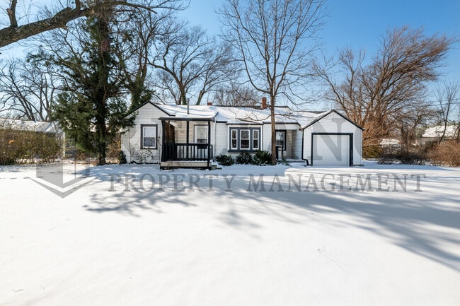 Building Photo - 4825 E Pine St