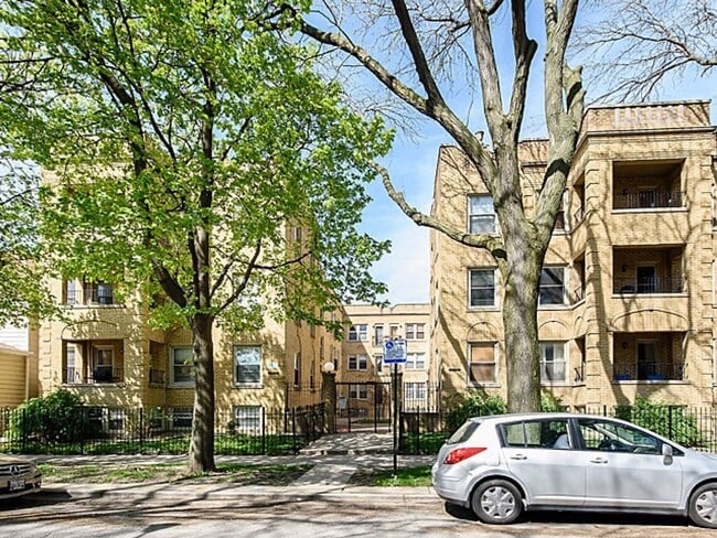 Building Photo - Albany Park Top-Floor Condo One Block to Brown Line Train!