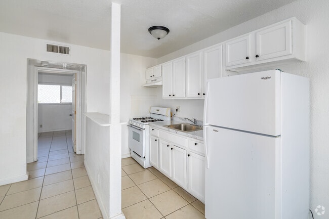 1BR, 1BA - 525SF - Kitchen - Plaza Estates