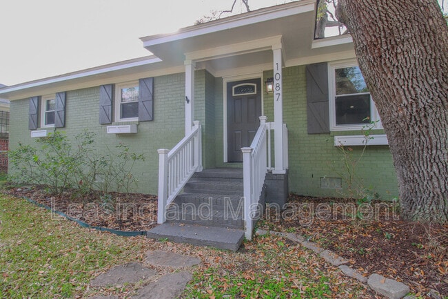 Photo - 1087 Bexley St