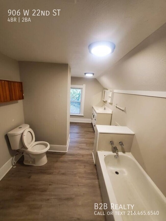 Photo - 906 W 22nd St