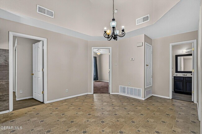 Photo - 667 Danube Dr