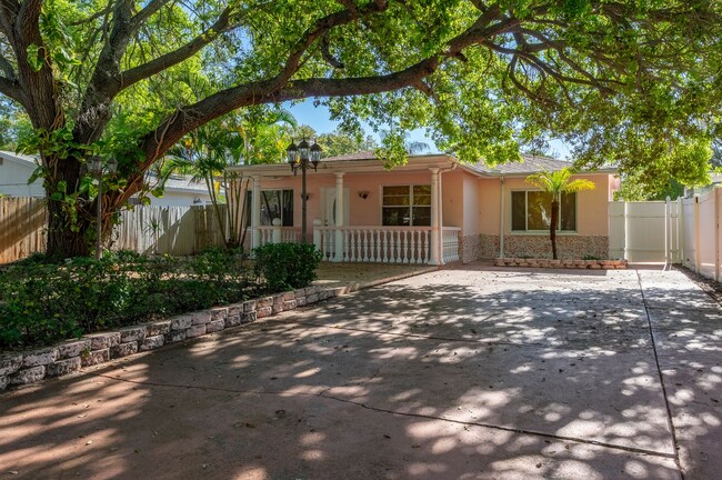 Building Photo - 3/2 Ranch with great outdoor space