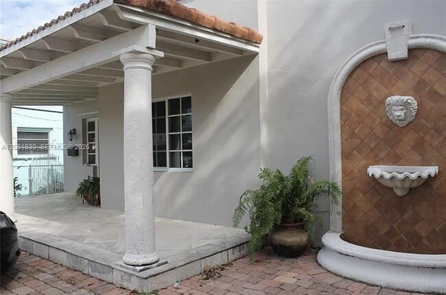 Building Photo - 1029 SW 10th Ave