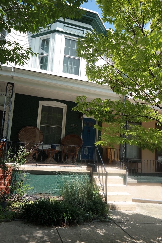 Building Photo - Charming 2 Bedroom/1 Bathroom Townhome in Woodberry, MD - Close to Light Rail!