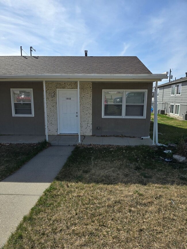 Building Photo - 2 Bedroom 1 Bath Unit 1032 S. Wisconsin Ave.