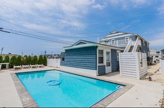 Building Photo - WINTER RENTAL - 1 Bed / 1 Bath - BEACH BLO... Unit 1 (WINTER RENTAL ONLY)