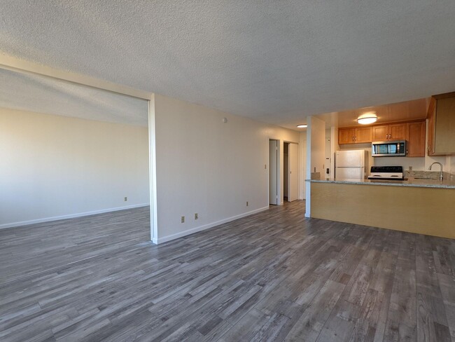 Photo - Kukui Plaza Renovated 1/1 w 1 Reserved Sta... Unidad E2503