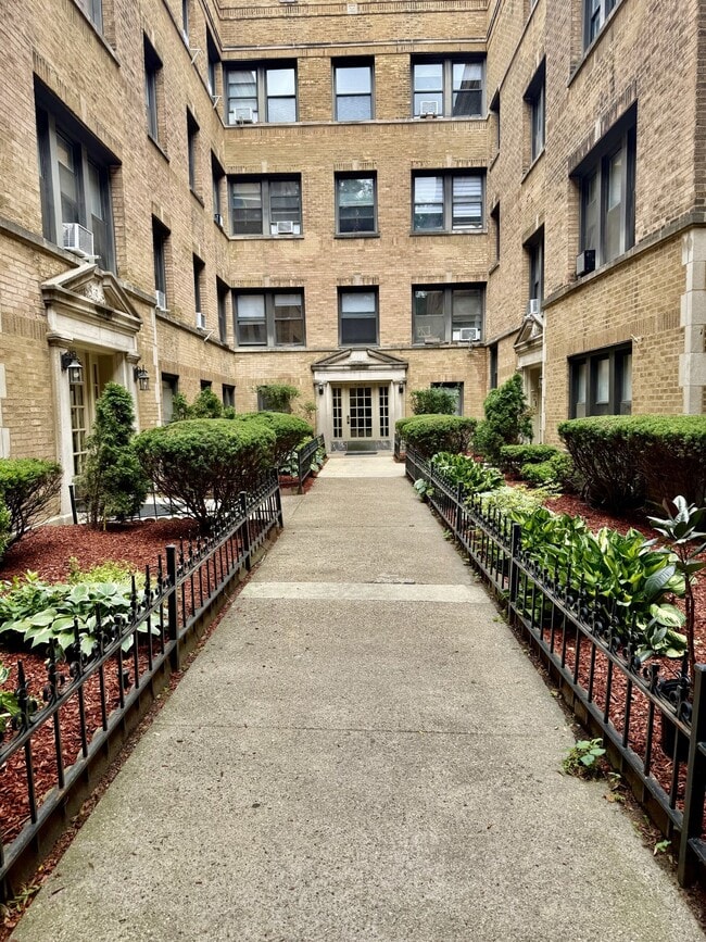 Building Photo - 3400 W Carmen Ave Unit G